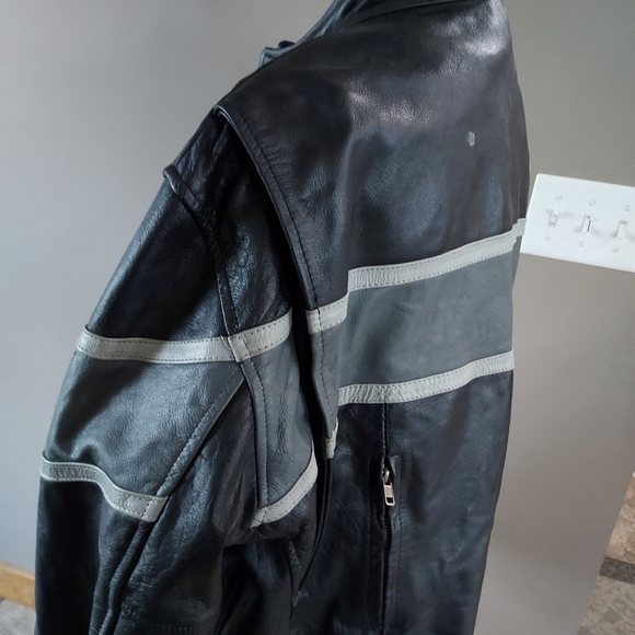 Mens heavy leather biker jacket. Size 48. - Picture 4 of 7